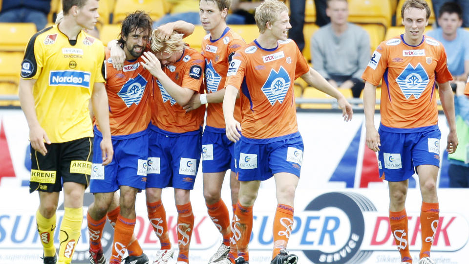HANDS?: AAFK-jubel etter Peter Kopteffs scoring i 1. omgang avr eliteseriekampen i fotball mellom Lillestr�m og Aalesund p� �r�sen s�ndag. Men tok han den med h�nda?
Foto: Kyrre Lien / SCANPIX