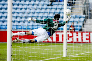 UHELDIG: Lyns keeper Kenny Stamatoupolos klarte ikke redde selvm�let fra lagkamerat Indridi Sigurdsson. Foto: Stian Lysberg Solum / SCANPIX