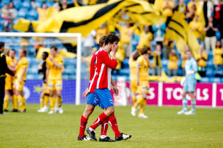 NITRIST: Lyn-kaptein Tommy Berntsen fortviler, mens Bod�/Glimt feirer i bakgrunnen.Foto: Stian Lysberg Solum / SCANPIX