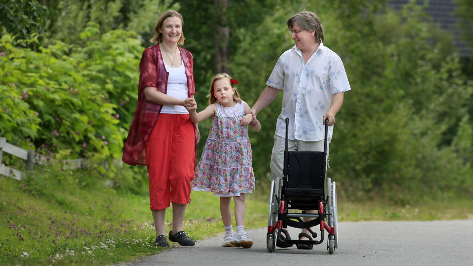 G�R SELV: Siiri Paulsen (7) har allerede tatt sine f�rste skritt p� egen h�nd etter den omfattende hjerneoperasjonen, men trenger fortsatt noe hjelp fra mamma Mervi og pappa Rune. Foto: Bj�rn Erik Olsen.