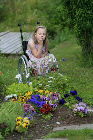 ENDELIG HJEMME: Etter � ha v�rt p� sykehus i Bonn i Tyskland, Oslo og Bod� synes b�de familien og hun selv at det er godt � v�re hjemme i Misv�r. Foto: Bj�rn Erik Olsen