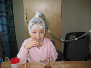 T�FF:  Siiri Paulsen (7) har v�rt gjennom utrolig mye til tross for sin unge alder. Her er hun fotografert etter en av mange EEG-unders�kelser. Foto: Privat