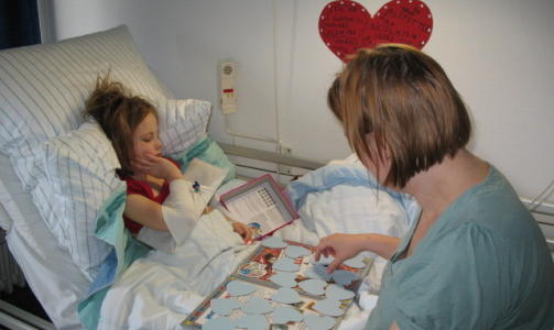 MEMORY: Her spiller Siiri (7) memory med mamma Mervi bare fire dager etter den omfattende operasjonen. Foto: Privat