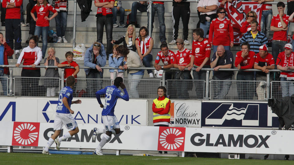 FORRYKENDE: Mame Biram Diouf ertet tilreisende Brann-supportere etter ekte hattrick p� ni minutter. Senegaleseren skulle ogs� notere seg for et fjerde m�l f�r han m�tte ut med en skade.Foto: Svein Ove Ekornesv�g / SCANPIX