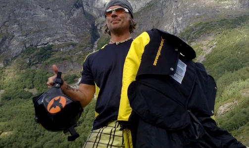 NORGES RASKESTE FLYGENDE MENNESKE: Frode Johannessen stupte ned 1200 meter p� under 30 sekunder. Foto: Qwerty Frilans