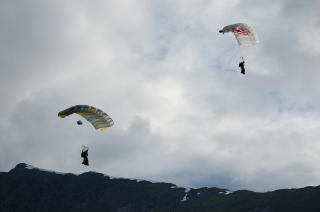 LANDER I FALLSKJERM: Frode Johannessen og Petter Bergsj�. Foto: Anna Skoms�