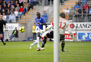 FIKK UTTELLING: Pape Pate Diouf kom helt i skyggen av rekkekamerat og navnebror Mame Biram Diouf, men kronet kvelden med en flott scoring p� overtid.Foto: Svein Ove Ekornesv�g / SCANPIX