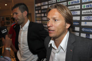 MISFORN�YD MED �VREB�: Brann-trener Steinar Nilsen (t.h.) var lite imponert over dommerkvartetten p� Aker Stadion.
Foto: Svein Ove Ekornesv�g / SCANPIX