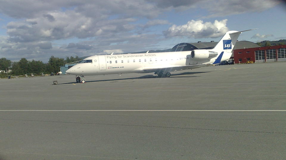 STO FAST P� V�RNES: CRJ-maskinen ble st�ende p� V�rnes i flere timer f�r det lettet og satte kurs mot Gardemoen. Foto: Tor Aage Hansen