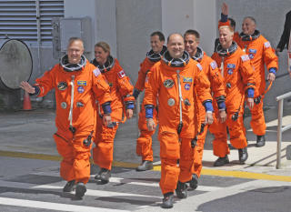 ASTRONAUTENE: (F.v.) Pilot Doug Hurley, Julie Payette, Tom Marshburn, Mark Polansky,  Chris Cassidy, Tim Kopra og Dave Wolf. Foto: SCANPIX/AFP PHOTO/Bruce WEAVER