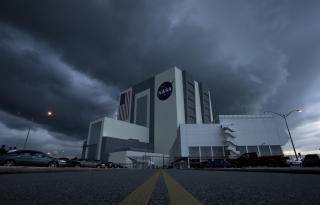 TRUENDE skyer i omr�det rundt Kennedy Space Center i Florida. Foto: NASA
