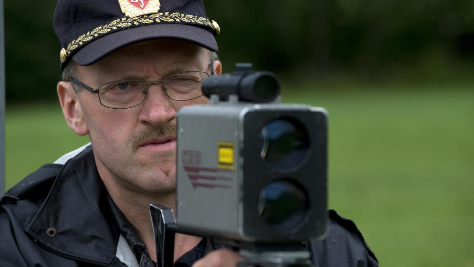 SINKER: UP-patruljene holder et ekstra godt �ye med trafikksinkene i sommer. Her er politibetjent J�rn Helle i aksjon ved Rekve i Hordaland i g�r kveld. Foto: Tor Erik H. Mathiesen