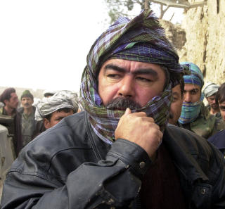 KAN HA ST�TT BAK MASSEDRAP: Nordalliansen og general Abdul Dostum skal granskes av Obama-administrasjonen. Foto: AP Photo/Darko Bandic/Scanpix