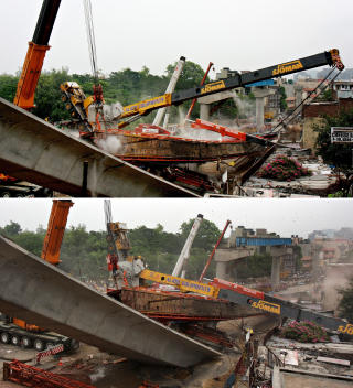 ROT AV OPPRYDNING: Dette bildet viser de store kranene kollapse i opprydningsarbeidet etter at fem ble drept i New Delhi i g�r. Foto: AFP PHOTO/Stringer/Scanpix