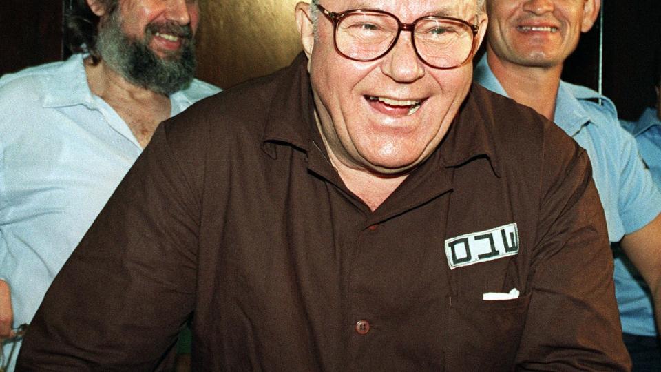 BLE SATT FRI I 1992: Her ler John Demjanjuk i Israels h�yesterett har satt ham fri igjen etter at han f�rst ble d�mt til d�den. Snart inntar han tyske rettssaler. Foto: AP Photo/Nati Harnik/Scanpix