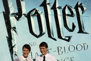 TIL NORGE:  James (t.v.) og Oliver Phelps kommer til Norge i forbindelse med premieren av den sjette Harry Potter-filmen. Foto: REUTERS/Juan Medina
