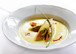FJELL�RRETSUPPE: med safran, fennikel, fjell�rretrogn og mange  hemmeligheter. VinforslagTrimbach Pinot Gris Reserve Personelle 2001 (570,-).  