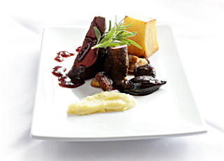 HJORTEFILET: Langtidstekt og m�r. Oppskriften finner du her. Vinforslag Zenato Ripassa Valpolicella 2006 (490,-)