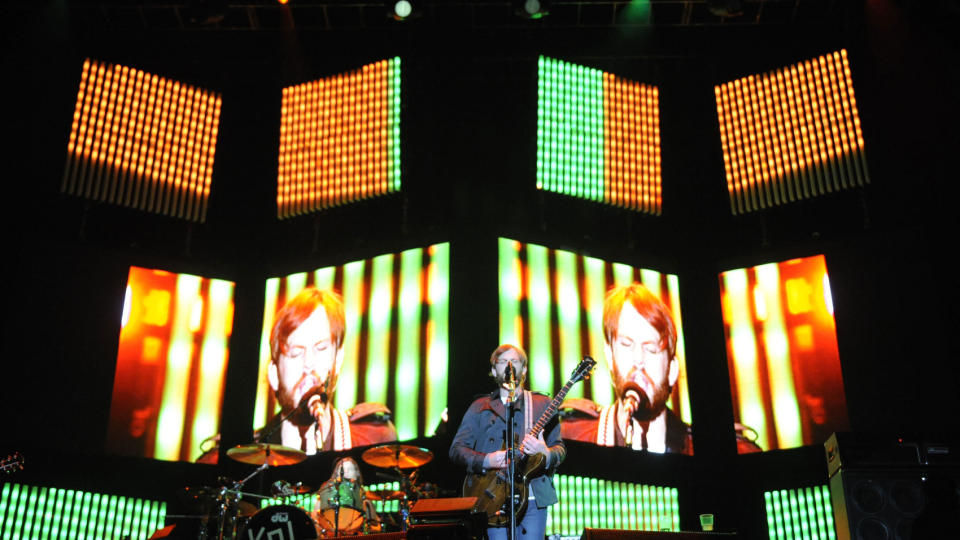 POPUL�RE: Kings of Leon er et av de mest popul�re bandene p� Spotify. Tjener de p� at f�rre n� tilsynelatende velger � laste ned ulovlig? FOTO: SCANPIX/AFP