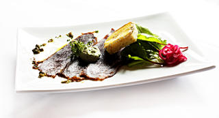 KALDR�KT: Marinert og kaldr�kt reinsdyr servert med minitoast med gratinert ost (Skogshorn &mdash; fra himmelspannet), salat, urtekrem og balsamico.Vinforslag Selvapiana Chianti Rufina 2007 (480,-)
