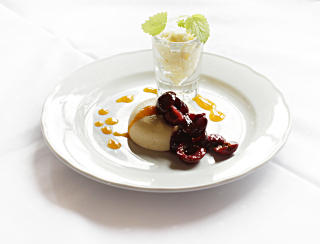 MULTER: Multemousse med morellkompott og eplesorbet, Vinforslag Moscato D'Asti G. D. Vajra 2008 (359,-)