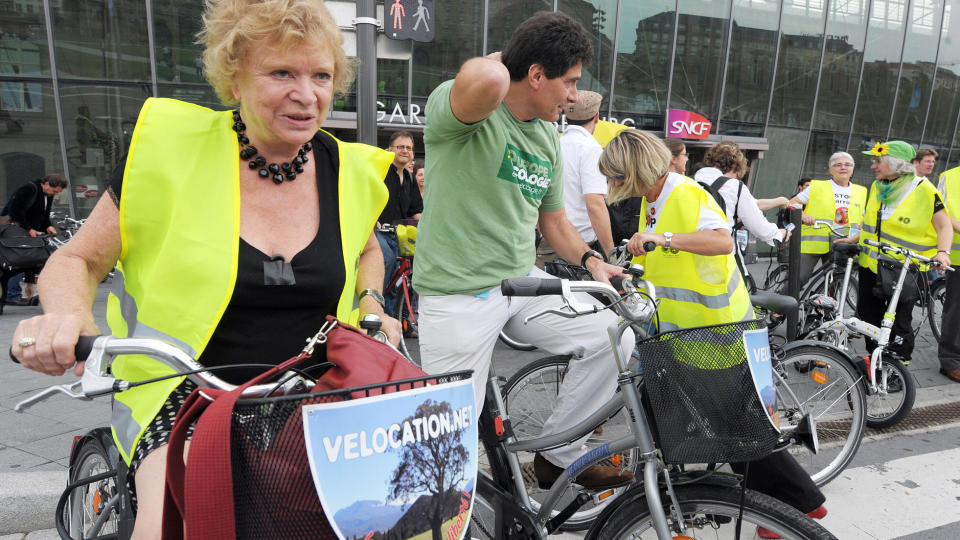  P� PLASS I STRASBOURG I DAG:  Eva Joly klar for konstitueringen av det nye EU-parlamentet tirsdag. P� sykkel fra jernbanestasjonen, med refleksvest - som det s�mmer seg en nyvalgt for De Gr�nne. Foto: FREDERIC FLORIN, AFP/SCANPIX.