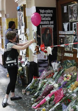 BLOMSTER OG KORT: Fansen har opps�kt Lyric Theatre i London, hvor �Thriller Live�-showet spilles i disse dager. Foto: Luke MacGregor/REUTERS/SCANPIX