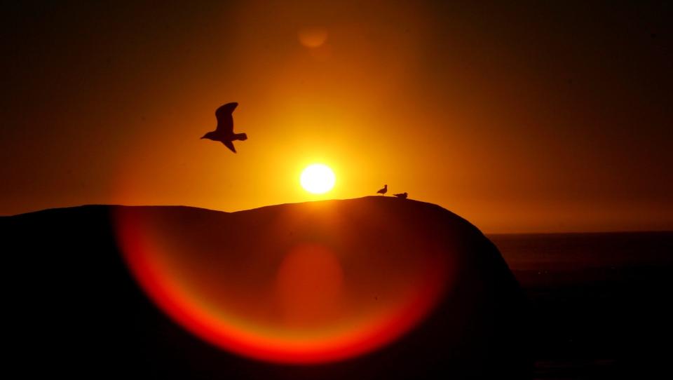 FRA AFRIKA TIL EUROPA: Europeiske selskaper �nsker � utvinne solenergi i Afrika og Midt�sten og sende elektrisiteten til Europa. Her g�r sola ned over Clifton Beach i Cape Town.  Foto: REUTERS/Mike Hutchings/SCANPIX