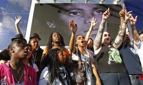 HUNDREVIS SAMLET: Hundrevis er samlet ved stedet Michael Jackson skulle st�tt p� scenen i kveld. Foto: Sang Tan/AP/SCANPIX