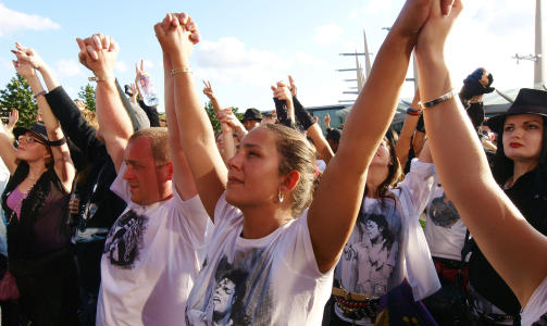 HEDRER MICHAEL: Fansen er samlet utenfor O2 arena i kveld. Foto: Max Nash/AFP/SCANPIX