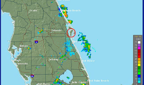 TORDENPROBLEM: Stormen nord for Kennedy Space Center (sirklet inn) forpurret dagens oppskyting. V�ret br�t med fire oppskytingsvilk�r; blant annet fare for lynnedslag. Grafikk: radar.weather.gov
