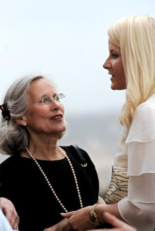 FAMILIE: Kronprinsesse Mette-Marit med sin mor Marit Tjessem. Foto: Filippo Monteforte, AFP / SCANPIX