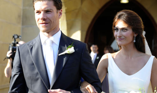 GODT GIFT: Xabi Alonso har blant annet brukt sommerferien til � gifte seg med Nagore Aranburu. Foto: AFP