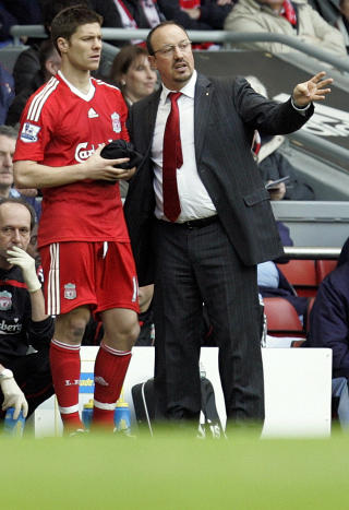 I GJELD: Liverpool-manager Rafael Benitez mener Xabi Alonso skylder klubben � bli v�rende p� Anfield. Foto: AP