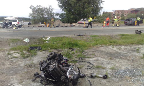 BLE KASTET UT: Her er motoren til den ene bilen, som ble liggende p� andre siden av veien. Foto: Tor Aage Hansen