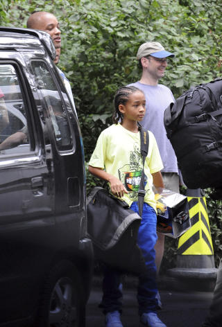 P� BURSDAGEN: Jaden Smith fotografert p� bursdagen sin forrige onsdag, i det han ankom filmstudioet i Beijing sammen med pappa Will Smith. Foto: SCANPIX / AP