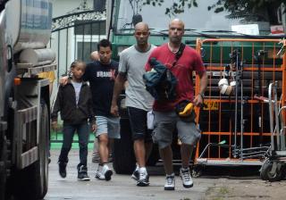 TOK MED FAMILIEN: Will Smith (i midten) p� gata i Beijing sammen med blant andre datteren Willow (t.v.) Foto: SCANPIX / AP