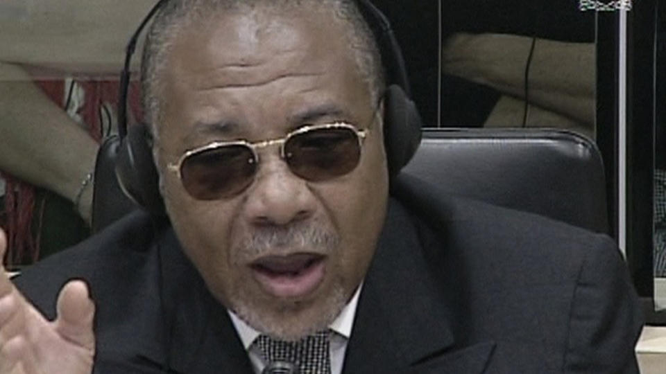 ELLEVE TILTALEPUNKT: Her vitner tidligere Liberia-president Charles Taylor i rettsaken mot seg selv. Han erkl�rer seg uskyldig p� alle elleve tiltalepunkt. Tiltalepunktene g�r p� brudd p� menneskerettighetene, kriminalitet mot menneskeheten og krigsforbrytelser. Han skal blant annet ha st�tt for mordet og lemlestelsen av omtrent 500.000 mennesker, if�lge p�talemyndigheten. Foto: AP Photo/ICC/Scanpix