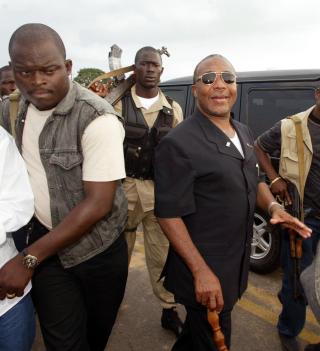 PRESIDENT: Her er Charles Taylor da han var president i Liberia, omringet av vakter. Foto: AFP PHOTO/GEORGES GOBET/Scanpix