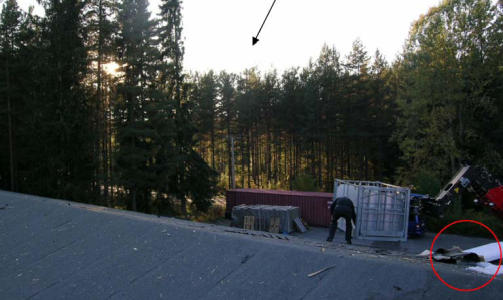 TRAFF TRETOPPER: Pila viser tretoppene som helikopteret subbet borti og mistet all kontroll. Foto: Fra Havarikommisjonens rapport