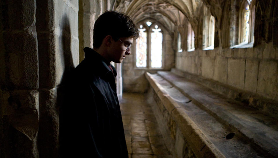 ALENE: Harry Potter tyngesav oppgaven som ligger foran ham i �Harry Potter og Halvblodsprinsen�. Men den indre uroen i Harry Potter-b�kene er ikke alltid blitt viet plass av regiss�rene som har festet b�kene til lerretet. Foto: Warner Bros./Sandrew Metronome/Filmweb