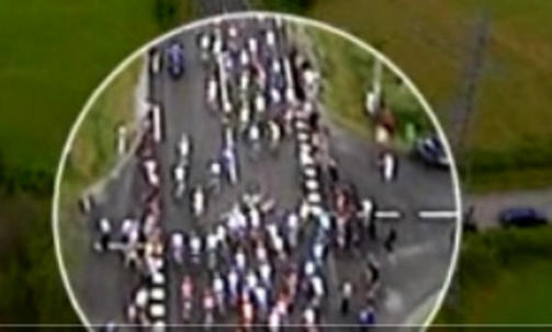 PLUTSELIG VELT: TV-bildene gjorde det ikke mye enklere � se hva som skjedde da flere ryttere gikk i bakken, men snart ble det tydelig at Kurt Asle Arvesen var hardest rammet.Foto: TV 2