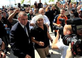 FRIR TIL FANSEN: Tevez regner med � bli mottatt som helt ogs� blant de lysebl�, men innr�mmer at han fortsatt har f�lelser for United-fansen. Foto: SCANPIX/AFP/ANDREW YATES