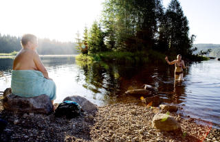 MORGENBAD: P� yogakurs tar man den f�rste dukkerten klokka kvart over seks om morgenen. &mdash; Vannet er som fl�yel, roper Elizabeth Lyseng lokkende.