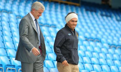 FORN�YD: Mark Hughes skr�t uhemmet av Carlos Tevez i g�r. Foto: SCANPIX/AFP/ANDREW YATES.