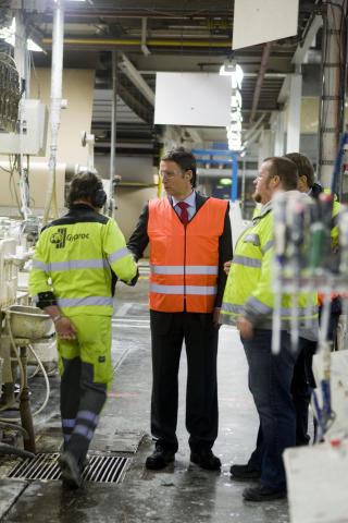 DRIVER VALGKAMP:
Statsminister Jens Stoltenberg begynte �rets valgkamp med et bes�k hos gipsplateprodusenten Gyproc i Fredrikstad i juni, der han fikk en omvisning av klubbleder Jan-Rune Asbj�rnsen (t.h.).
Foto: Heiko Junge / SCANPIX