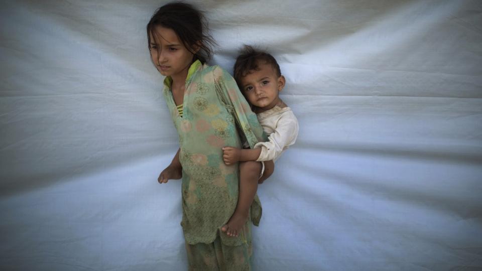 VENDER HJEM:To s�sken venter p� � forlate en FN-leir 120 kilometer nordvest for Pakistans hovedstad Islamabad. N� skal de hjem igjen til Swat-dalen etter at Taliban er drevet bort i en storstilt offensiv. Foto: REUTERS / Adrees Latif / SCANPIX