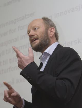- BEDRE ALENE: - For norsk industri ville det v�rt bedre med en Ap-mindretallsregjering enn en r�dgr�nn regjering, sier direkt�r Stein Lier-Hansen i Norsk Industri. Foto: SCANPIX