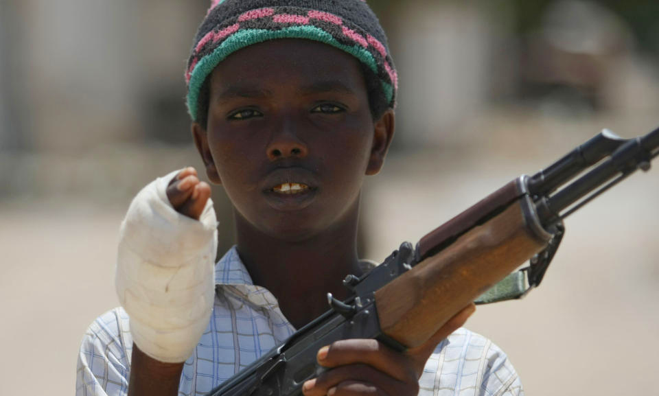 VERDENS VERSTE: Somalia topper listen over land som er i krise. Her er en ung medlem av Al-Shabab-militsen som i g�r kjempet mot regjeringssoldater i Mogadishus nabolag Sinaya. Foto: AFP/Mohamed DAHIR/SCANPIX
