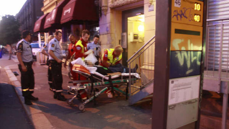  JAKTER MASKERTE KNIVSTIKKERE:   Mannen som ble knivstukket i kveld i en leilighet i Valkyriegata p� Majorstua, blir hentet av ambulansepersonell. Politiet hadde ved midnatt ikke p�grepet noen mistenkte. Foto: ESPEN HOVDE.
